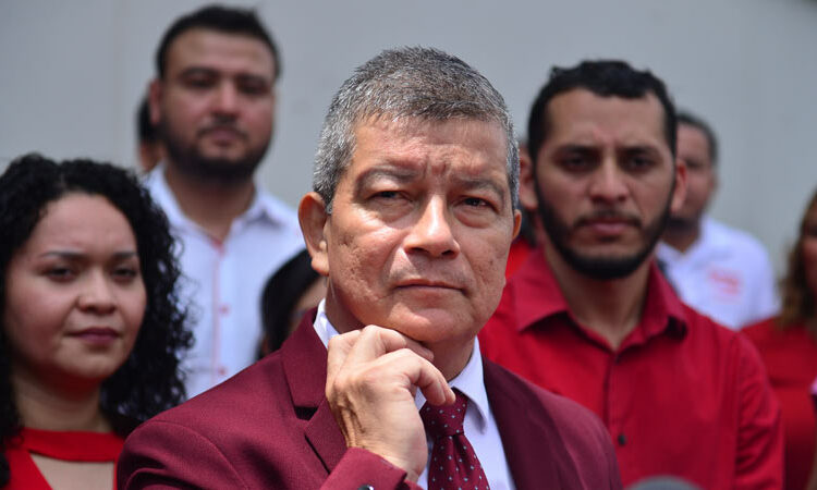 «Salir a luchar» como antes, pide Manuel «Chino» Flores, dirigente del FMLN