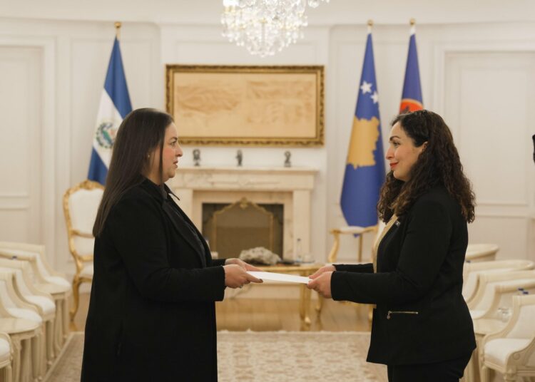 Embajadora de El Salvador en Kosovo presenta cartas credenciales para estrechar relaciones entre ambos Estados