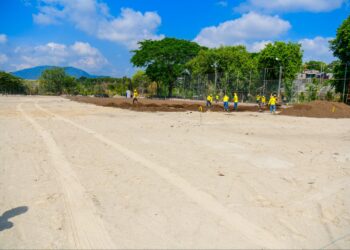 Cuadrillas del MOP trabajan en reconstrucción de cancha en Reparto Las Cañas, en Ilopango