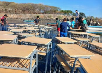 Gobierno entrega nuevo mobiliario a Complejo Educativo de isla de Meanguera del Golfo, en La Unión