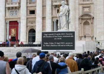 El Vaticano: piden autoridades no tomarse fotos con ataúd del papa
