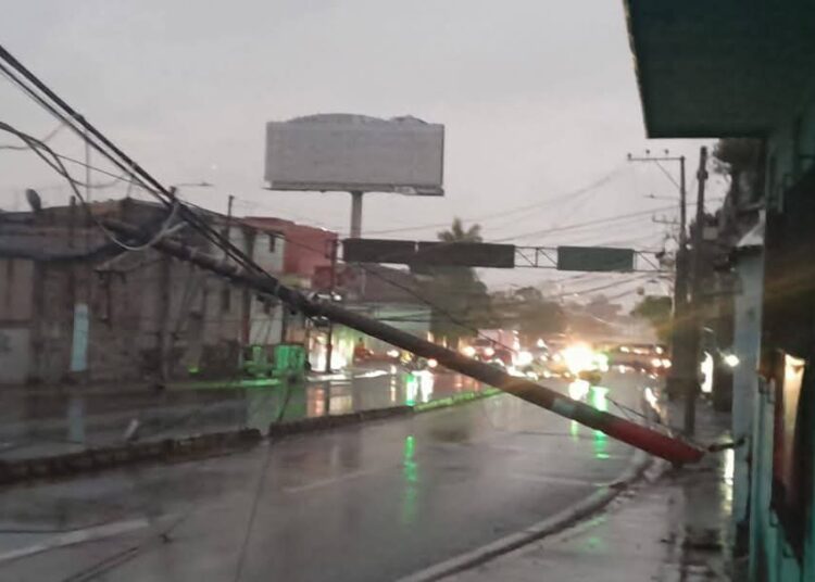 VMT mantiene papá restringido en bulevar Venezuela por poste caído