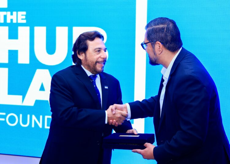 Reconocimiento a Félix Ulloa por favorecer iniciativas para el impulso de la formación en nuevas tecnologías, en El Salvador