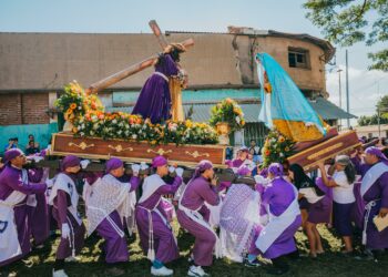 GALERÍA: Hermandad del Nazareno y Santo Entierro del Señor conmemora Semana Santa en Izalco