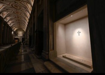 Feligresía católica de El Salvador eleva oraciones por el Papa Francisco desde Roma