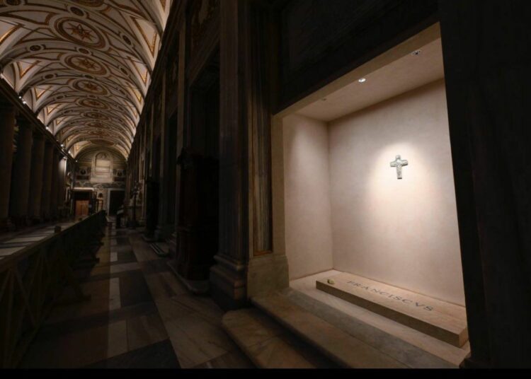 Feligresía católica de El Salvador eleva oraciones por el Papa Francisco desde Roma