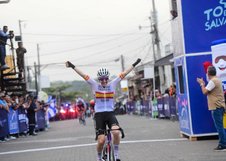 Ciclista Usoa Oztolaza se corona ganadora de primera etapa del Tour El Salvador 2025