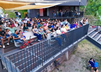 Salvadoreños disfrutan tarde de cine al aire libre sobre el bulevar Monseñor Romero