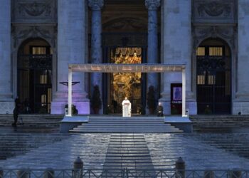 La oración en solitario del Papa Francisco durante la pandemia, uno de los momentos más impactantes de su pontificado