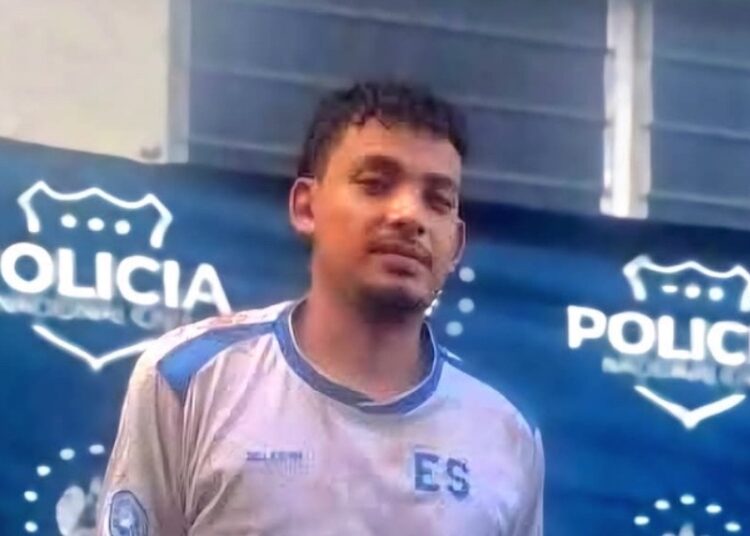 Policía en Sonsonate detiene a sujeto acusado de robar cascos de motocicleta en las afueras de un bar en Acajutla