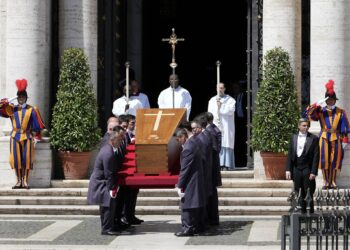 Fieles católicos de todo el mundo dan último adiós al Papa Francisco