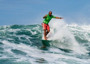 Amado de Jesús Alvarado avanza a segunda ronda en el Mundial de Longboard 2025