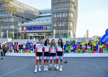 Ciclistas de la élite mundial se juntan en el corazón de San Salvador
