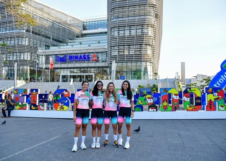 Ciclistas de la élite mundial se juntan en el corazón de San Salvador