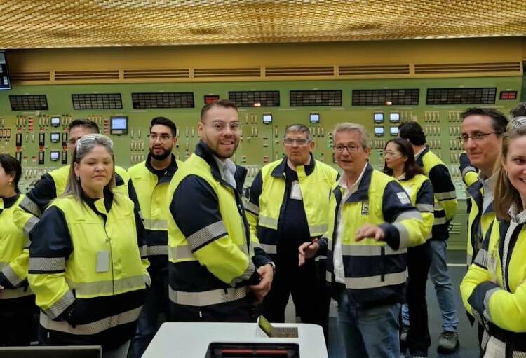 Salvadoreños conocen tecnología nuclear en España