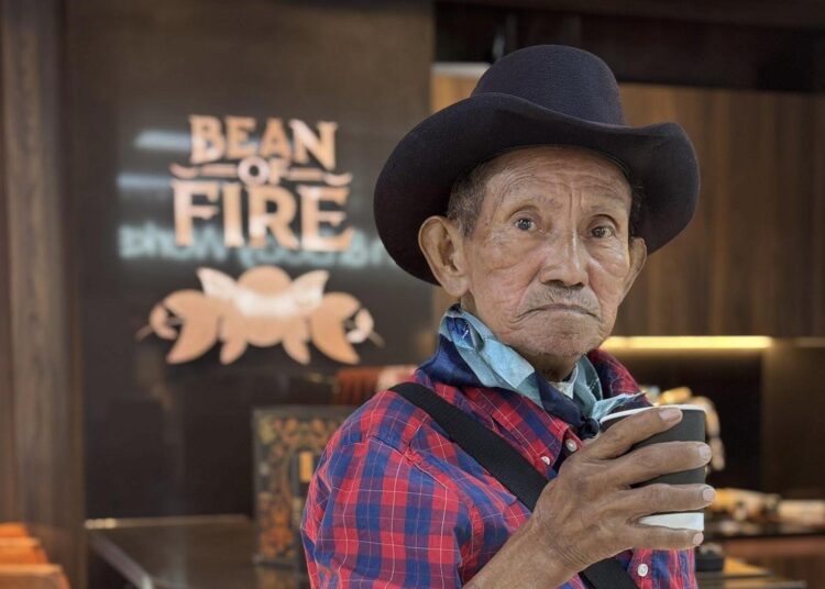 Influencer cumple sueño de anciano salvadoreño con enfermedad terminal