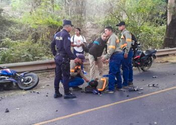 Excesiva velocidad causa fuerte colisión entre motociclistas en San Miguel