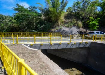 Entregan renovado puente sobre el río Colón, en La Libertad