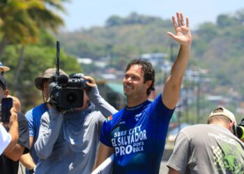 Corona del SurfCity El Salvador 2025 se va para Sudáfrica
