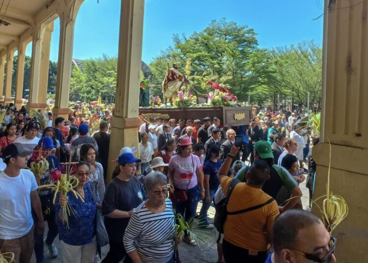 Salvadoreños participan en tradicional procesión del Domingo de Ramos