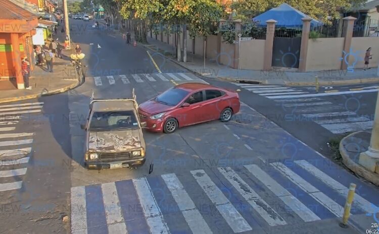Vehículos colisionan en Santa Tecla por no respetar señalización vial