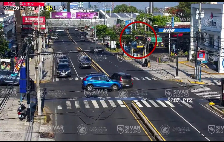 No respetó la luz roja y choca con vehículo en el Paseo General Escalón