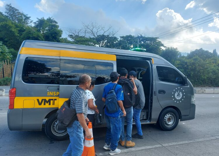 Autoridades facilitan transporte a peatones afectados por cierre temporal de la carretera a Los Chorros