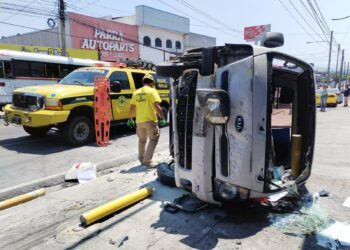 Tres lesionados tras volcar camión en San Salvador