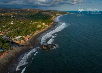 Surfistas de elite elogian olas salvadoreñas y comparten expectativas para el torneo