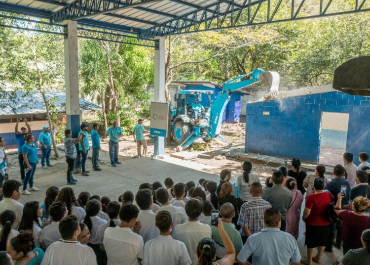 Avanza reconstrucción del Complejo Educativo San Gerardo, en San Miguel