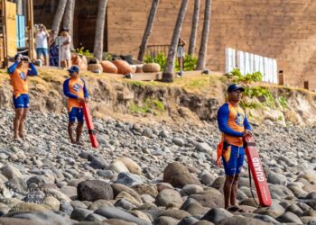 Unidad de Guardavidas garantiza un ambiente seguro en Surf City El Salvador Pro 2025