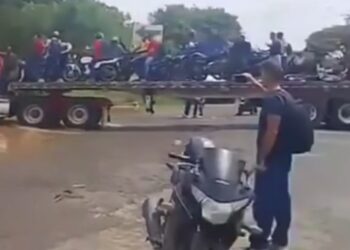 Camionero usa su vehículo para proteger a otros tras intensas lluvias