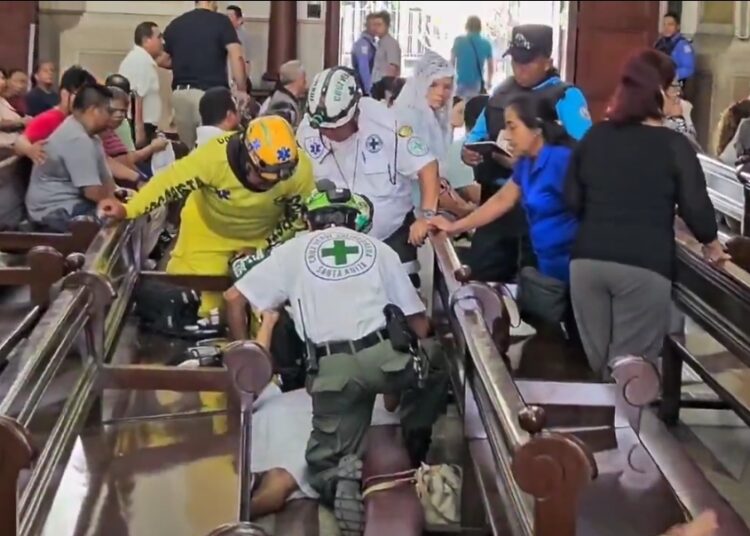 Socorristas brindan atención inmediata en cierre del Santo Via Crucis en San Salvador