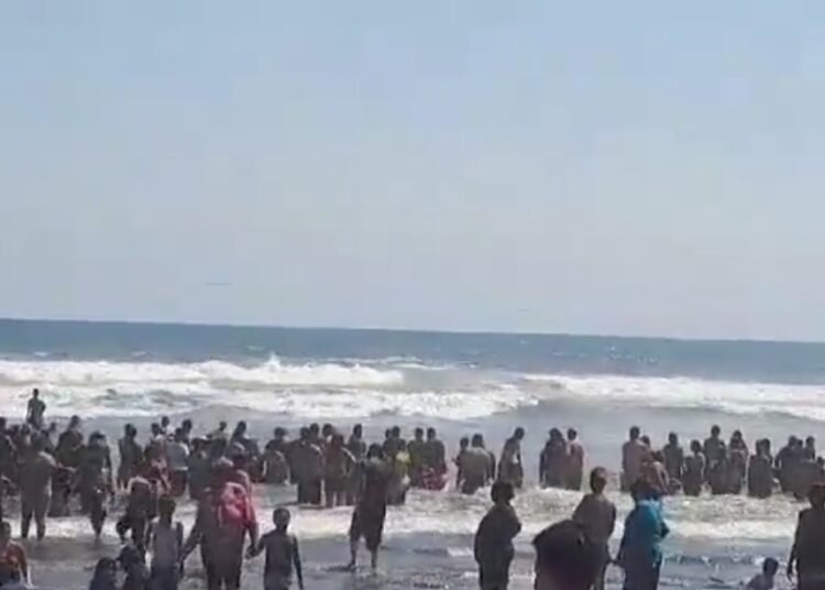 Cruz Roja rescata a hombre que se ahogaba originario de Santa Ana