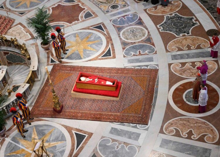 trasladan al Papa Francisco a la Basílica de San Pedro