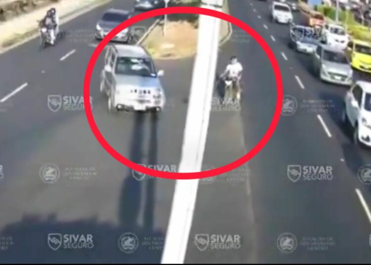 Distracción al volante provoca accidente de transito en San Salvador