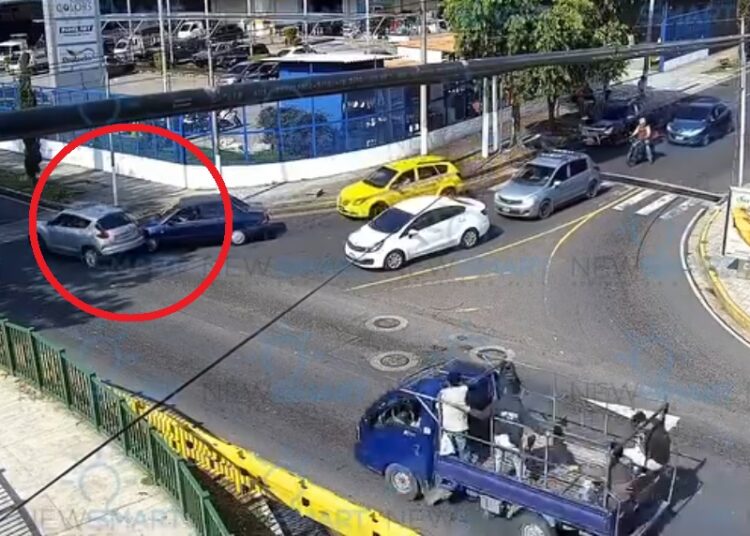 Accidente en bulevar Merliot pone en evidencia los riesgos de conducir distraído