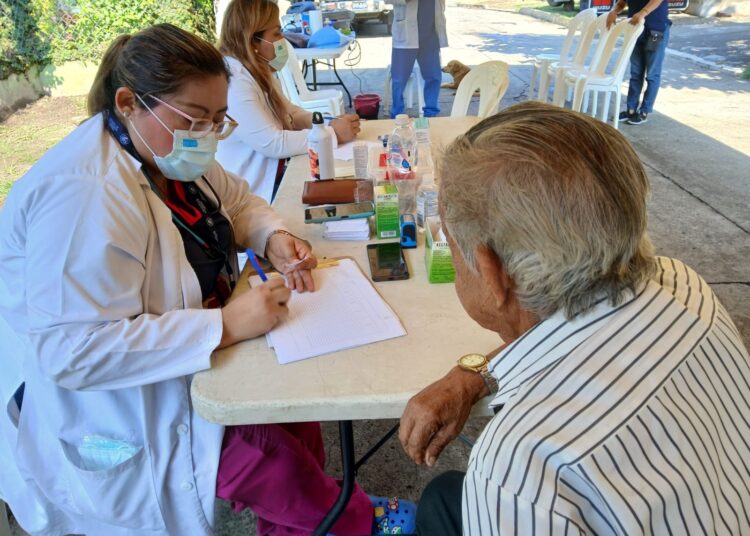 Alcaldía de San Salvador Centro realiza brigadas médicas y jornadas de fumigación para prevenir enfermedades