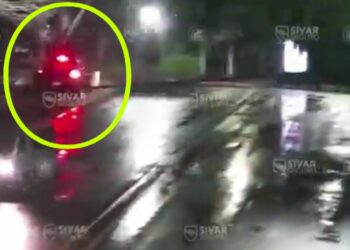 Pickup pierde el control y derriba poste en avenida Las Amapolas