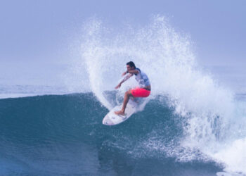 Surfista salvadoreño, Bryan Pérez pone en alto al país en torneo El Salvador Pro 2025