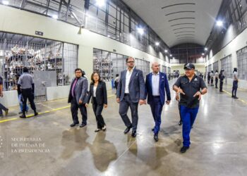 Ministro de Defensa de Ecuador destaca visión práctica y resultados del presidente Bukele en materia de seguridad