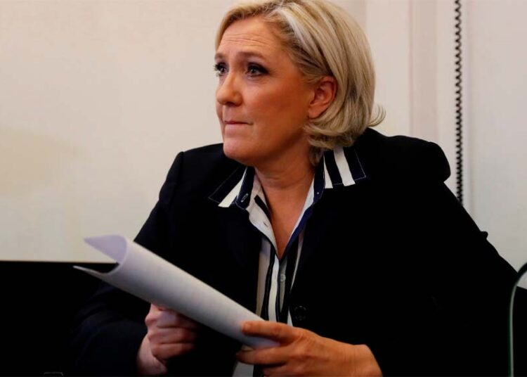 Líder de la ultra derecha francesa es condenada por robar fondos estatales