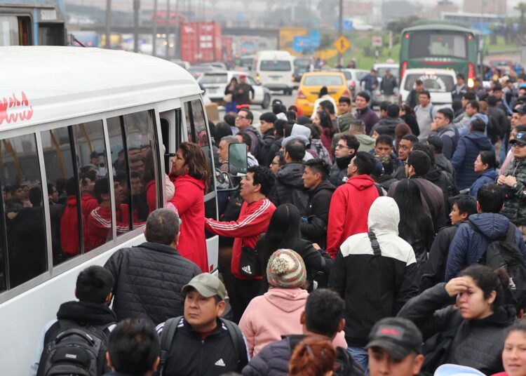 Extorsiones y asesinatos impulsan protesta masiva del transporte colectivo en Perú