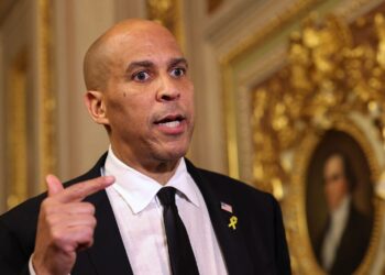 Cory Booker da el discurso más largo de la historia del Senado de Estados Unidos para oponerse a las políticas de Trump