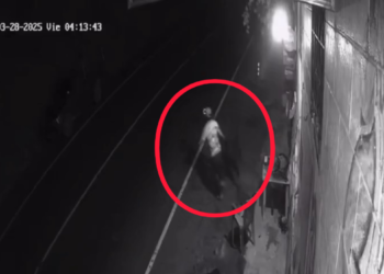 Sujeto hurta una silla plástica en Chalatenango