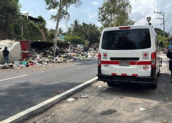 Rastra de desechos sólidos vuelca en carretera Panamericana
