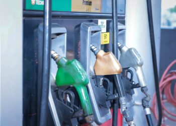 Precios de los combustibles bajan en El Salvador