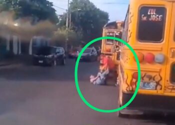 Motoristas de la ruta 4 se van a los golpes en San Salvador