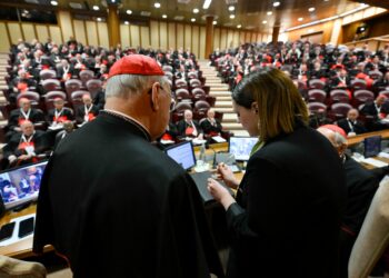 133 cardenales electores proceden a romper el anillo del pescador del Papa Francisco un día antes del cónclave