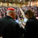 133 cardenales electores proceden a romper el anillo del pescador del Papa Francisco un día antes del cónclave